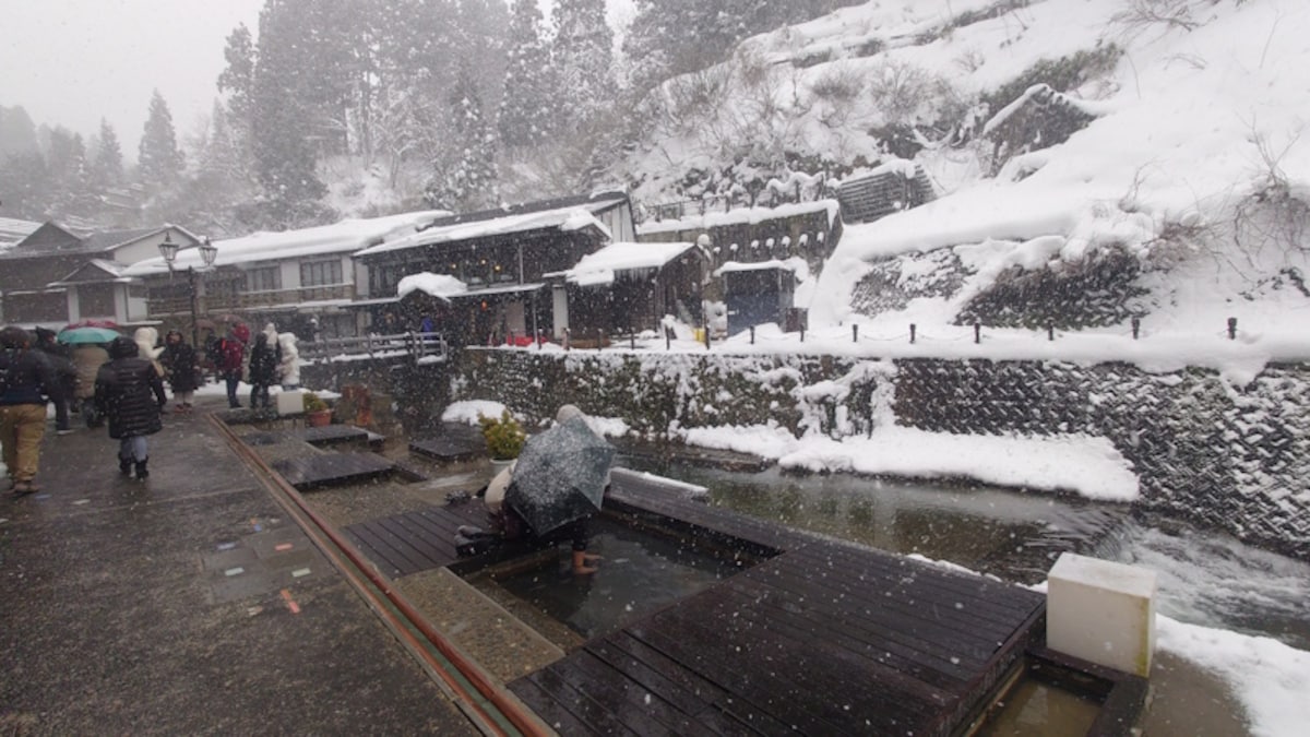 銀山温泉の足湯「和楽足湯」