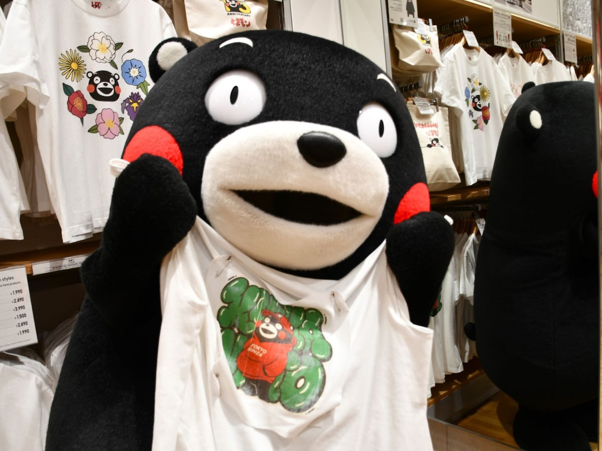 赤色のパーカには「TOKYO GINZA」のロゴ入り