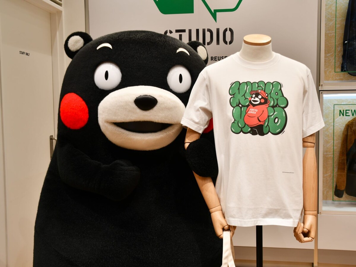 マネキンと腕を組んで