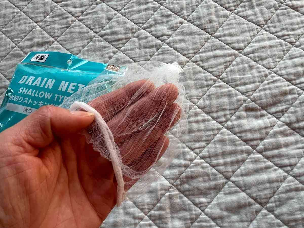 セリアの「水切りストッキングネット円錐型50枚 浅型」は伸縮性あり