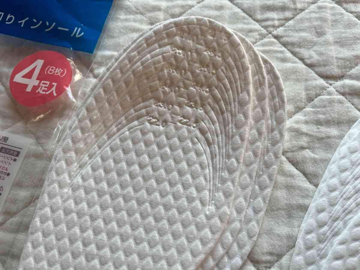 セリアの「使い切りインソール 4足入り」はカットしやすいようにラインが入っている