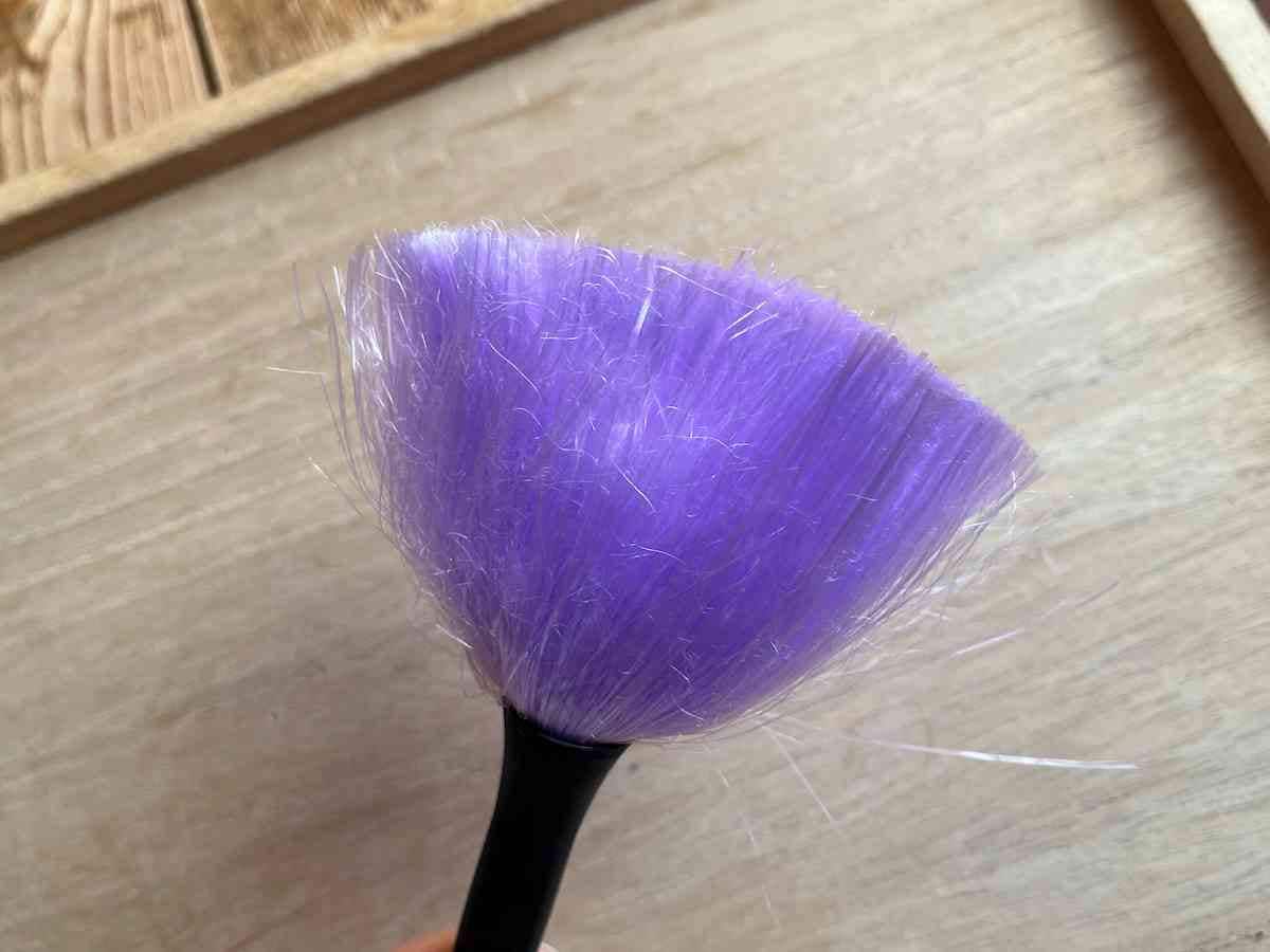 セリアの「仏壇・仏具用ハタキ」は先端に柔らかい毛がついている