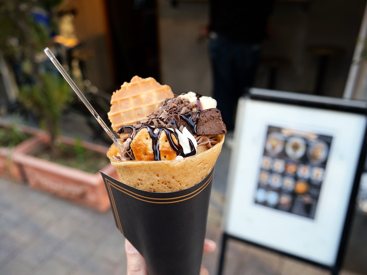 SAK CREPE「KING（950円）」……バナナ、チョコチップ、チョコレート、ガトーショコラ、ホイップ、チョコホイップ、カスタード、削りチョコレートが楽しめる、ボリューム満点のクレープ