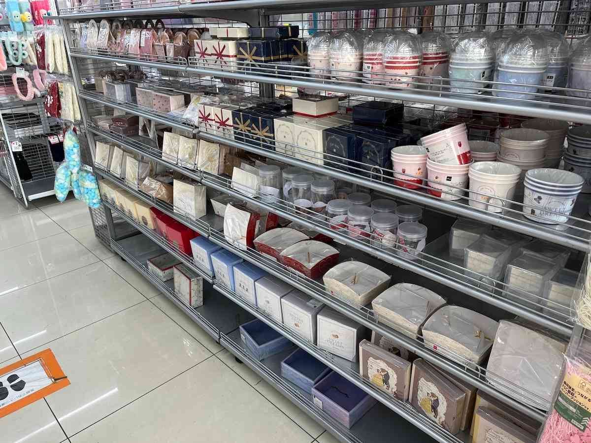 ダイソーの「バレンタインラッピンググッズ」の売り場