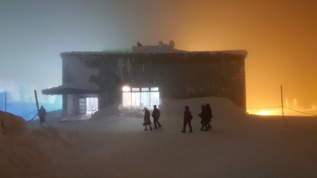 樹氷ライトアップ実施中の地蔵山頂駅の夜