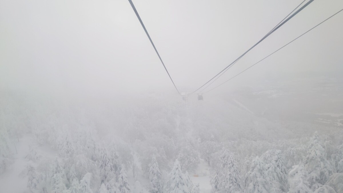 吹雪の中を進む蔵王ロープウェイ山頂線からの真っ白な風景