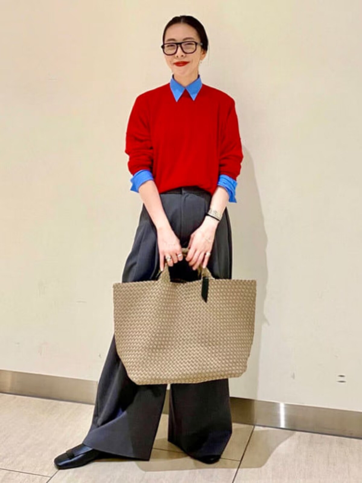 カラーニットに重ねるシャツは「白」以外でもOKです！　出典：WEAR