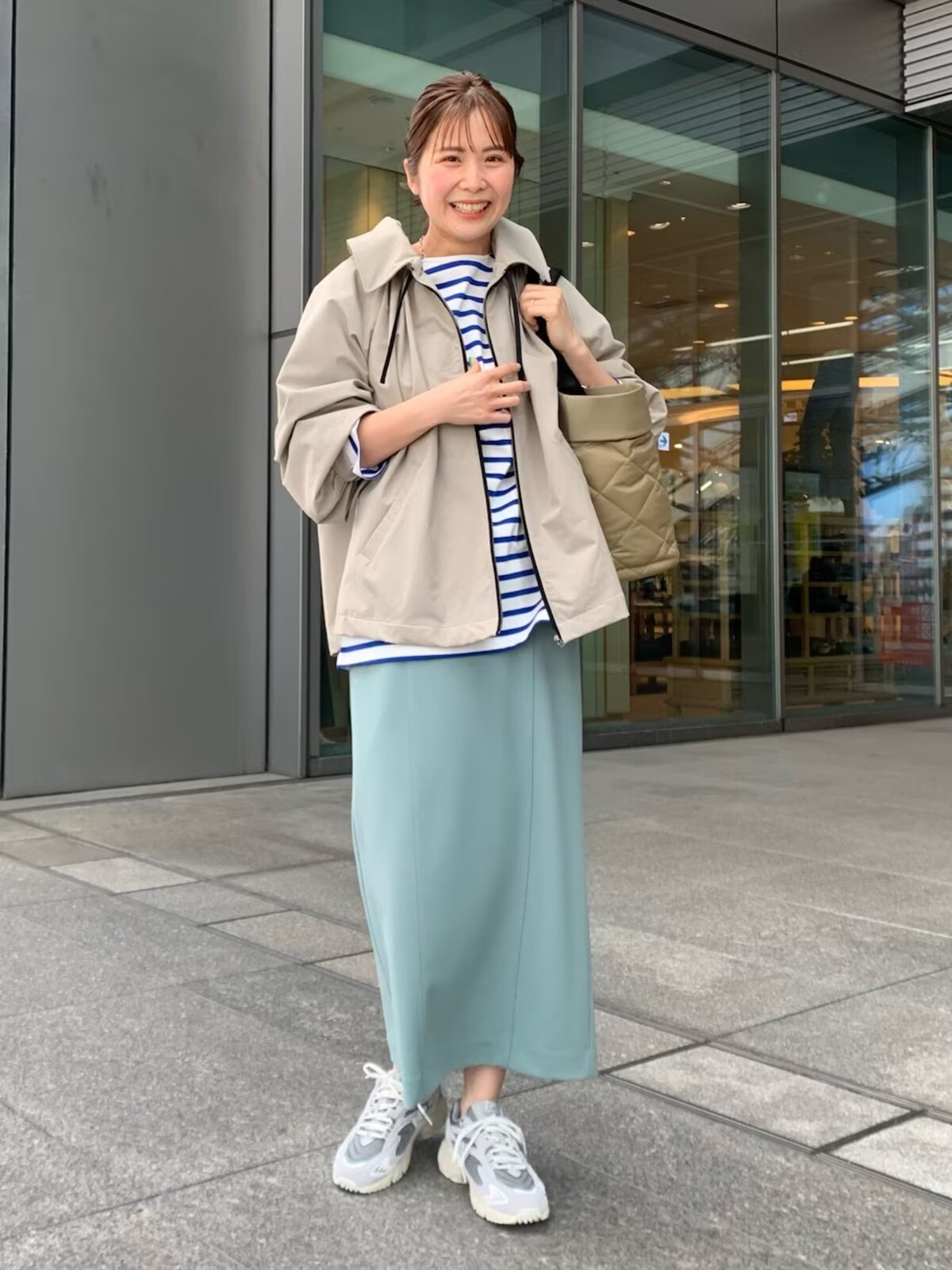 ボーダーカットソーにベージュのブルゾンを羽織った定番コーデもライトブルーのスカートで春らしく　出典：WEAR
