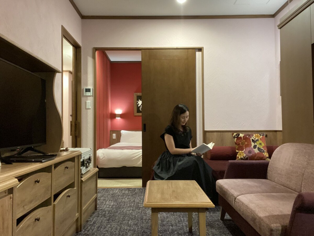 シックな赤ずきんちゃんカラーで彩られた客室は、可愛らしく落ち着く雰囲気