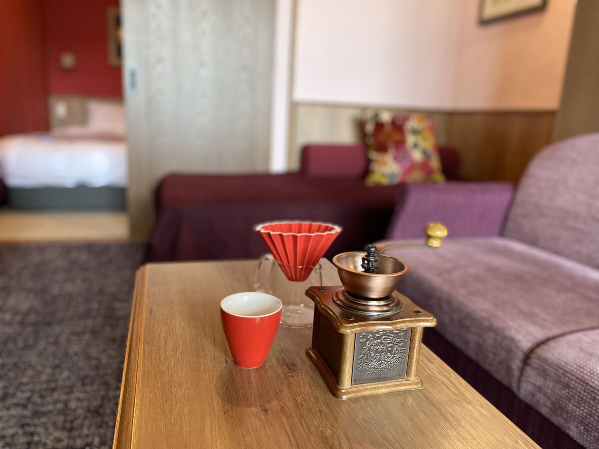 珈琲派にはフロントでコーヒーミルの貸し出しも。挽いた豆からは香り立つ、癒しの香りに包まれて