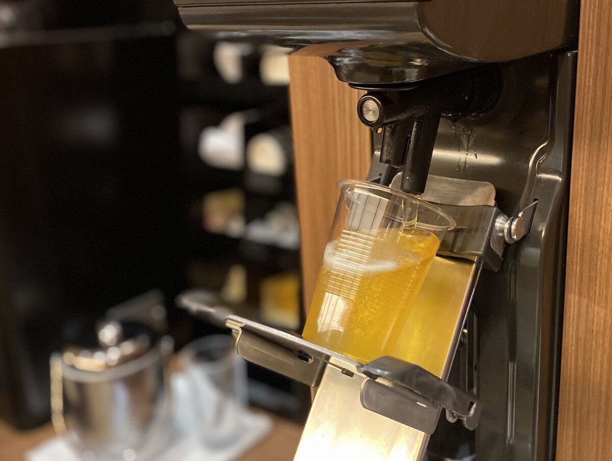 自動でコップを傾け、美味しい泡が立つようについでくれる生ビールサーバー