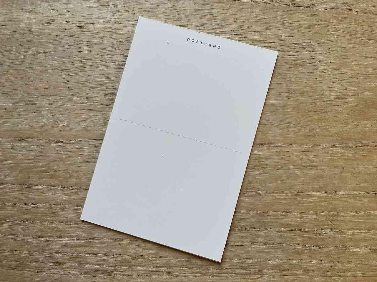 宛名やメッセージを書く面には線は入っていない