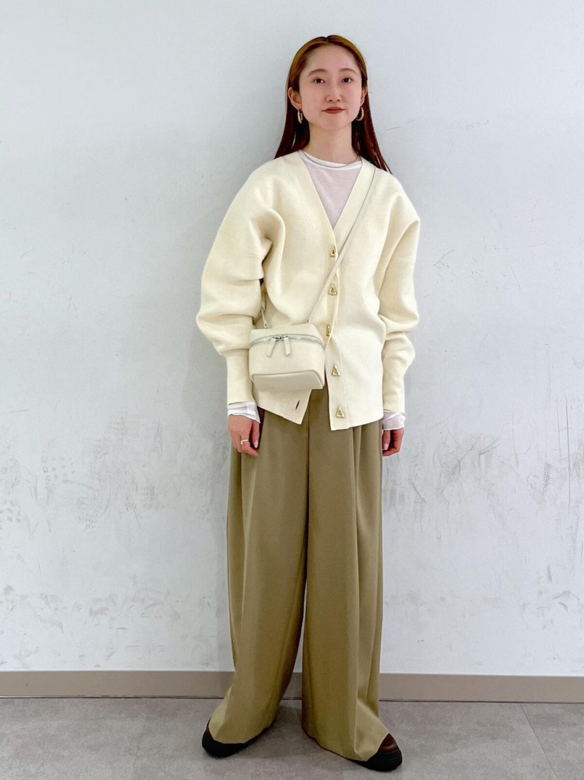 程よい厚みのカーディガンもオフホワイトなら春も着られる　出典：WEAR