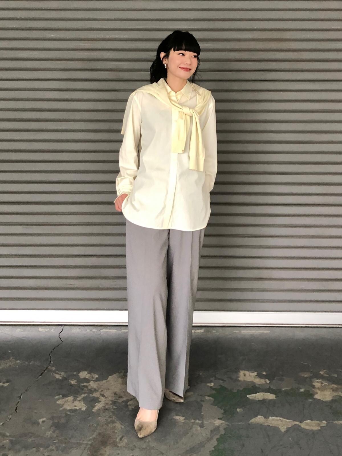 トレンドカラーの淡いイエローをシャツで取り入れて　出典：StyleHint