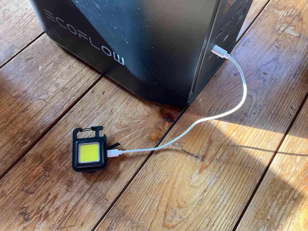 充電するためにCタイプのUSBケーブルが必要
