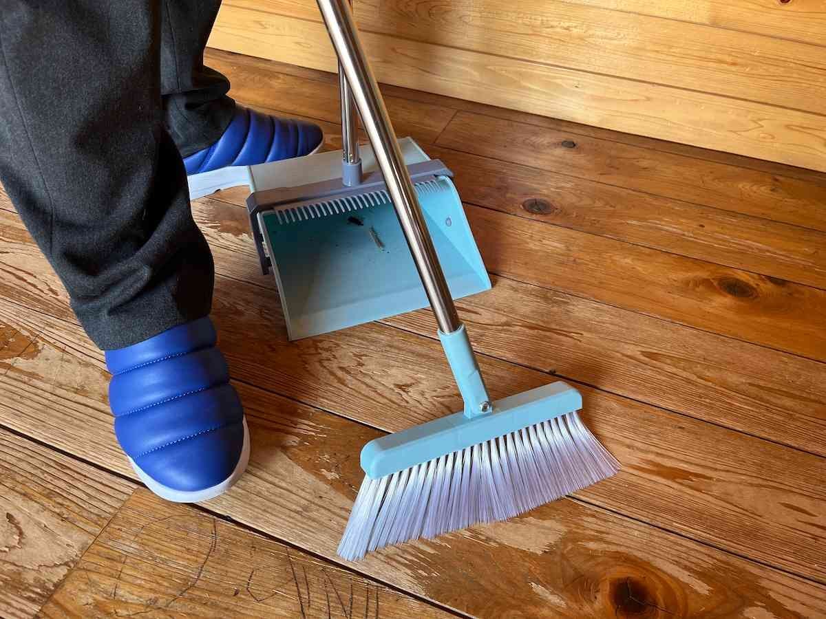 ダイソーの「折りたたみほうきセット」のほうきは3層。しなりがあるので、ゴミを掃き出しやすい