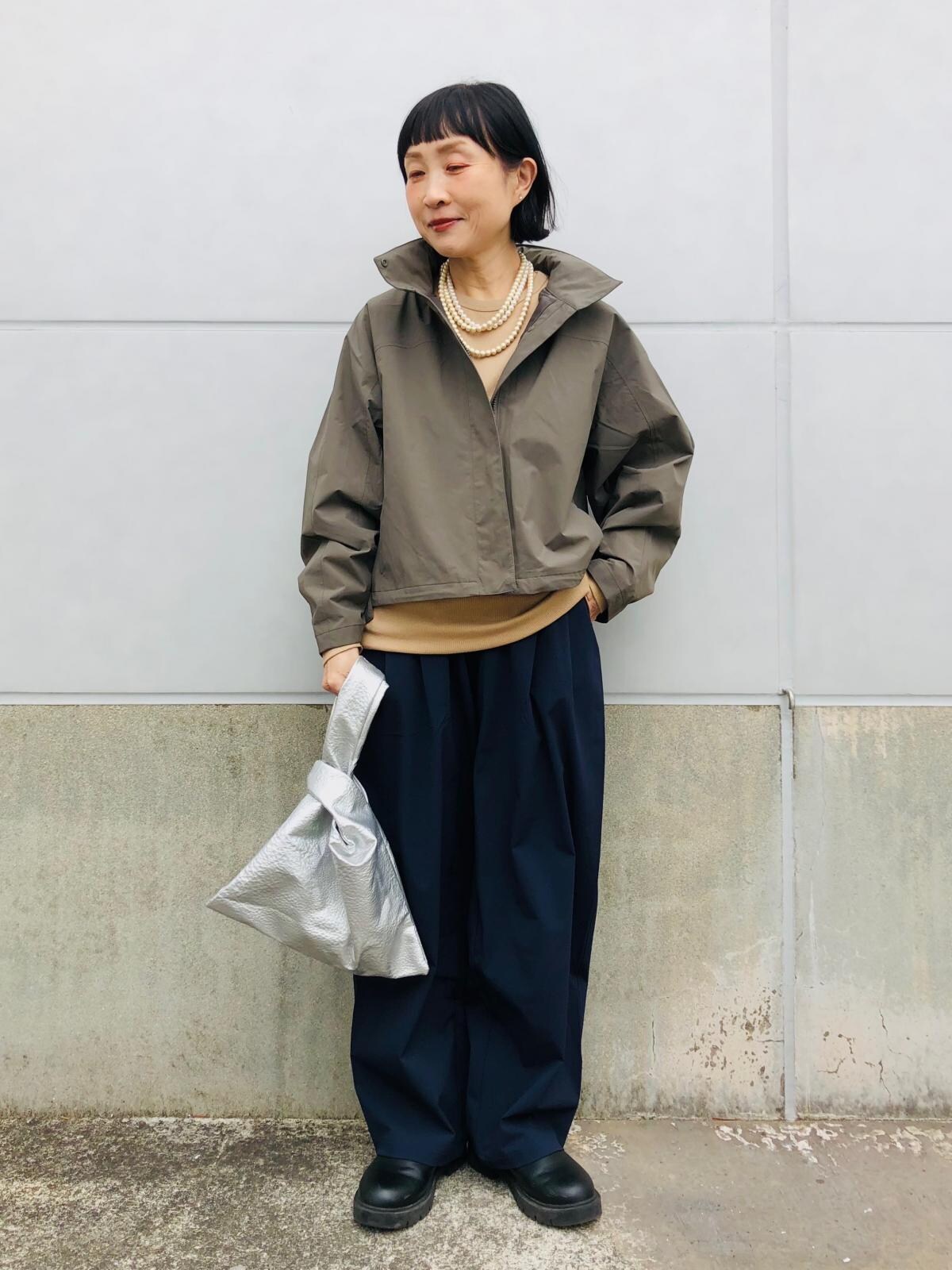 きれいに立ちあがるスタンドカラー部分にはフードが収納されています　 出典：StyleHint