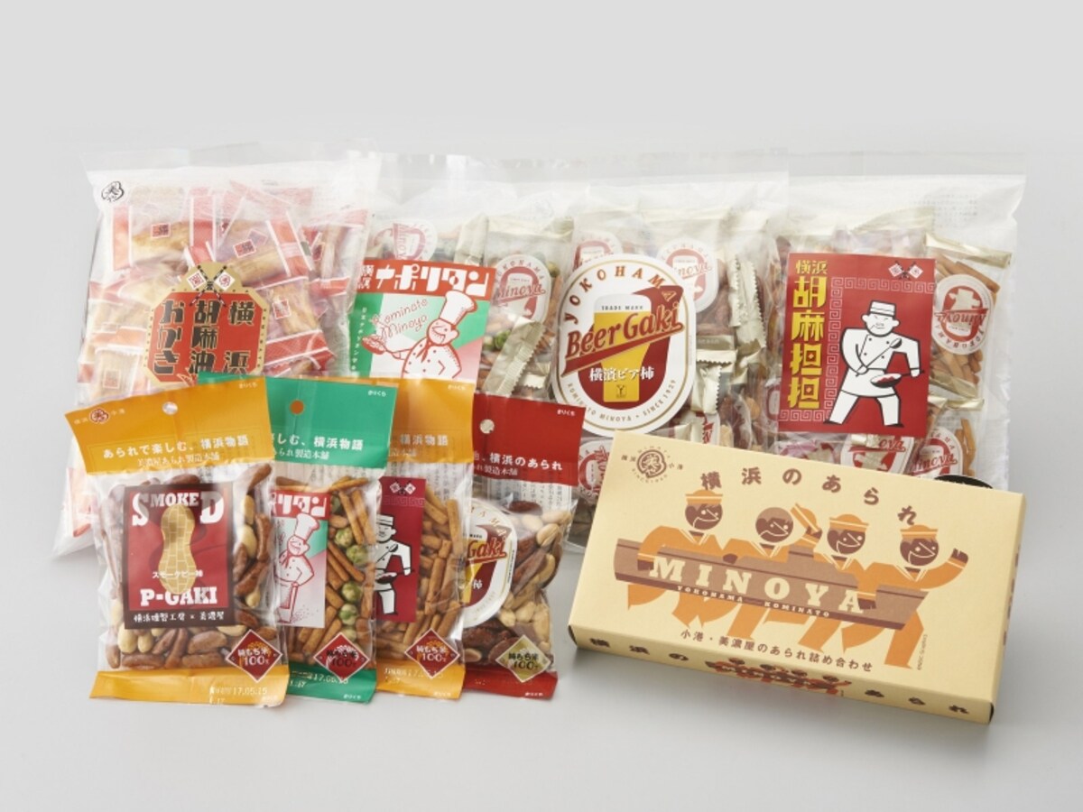  「横浜のあられ詰め合わせ（4種セット800円税別）」。横浜ならではの4つの味わいがスタイリッシュなデザインの箱に入っています。このほか、個包装された大袋も（画像提供：ヨコハマ・グッズ 横濱001）
