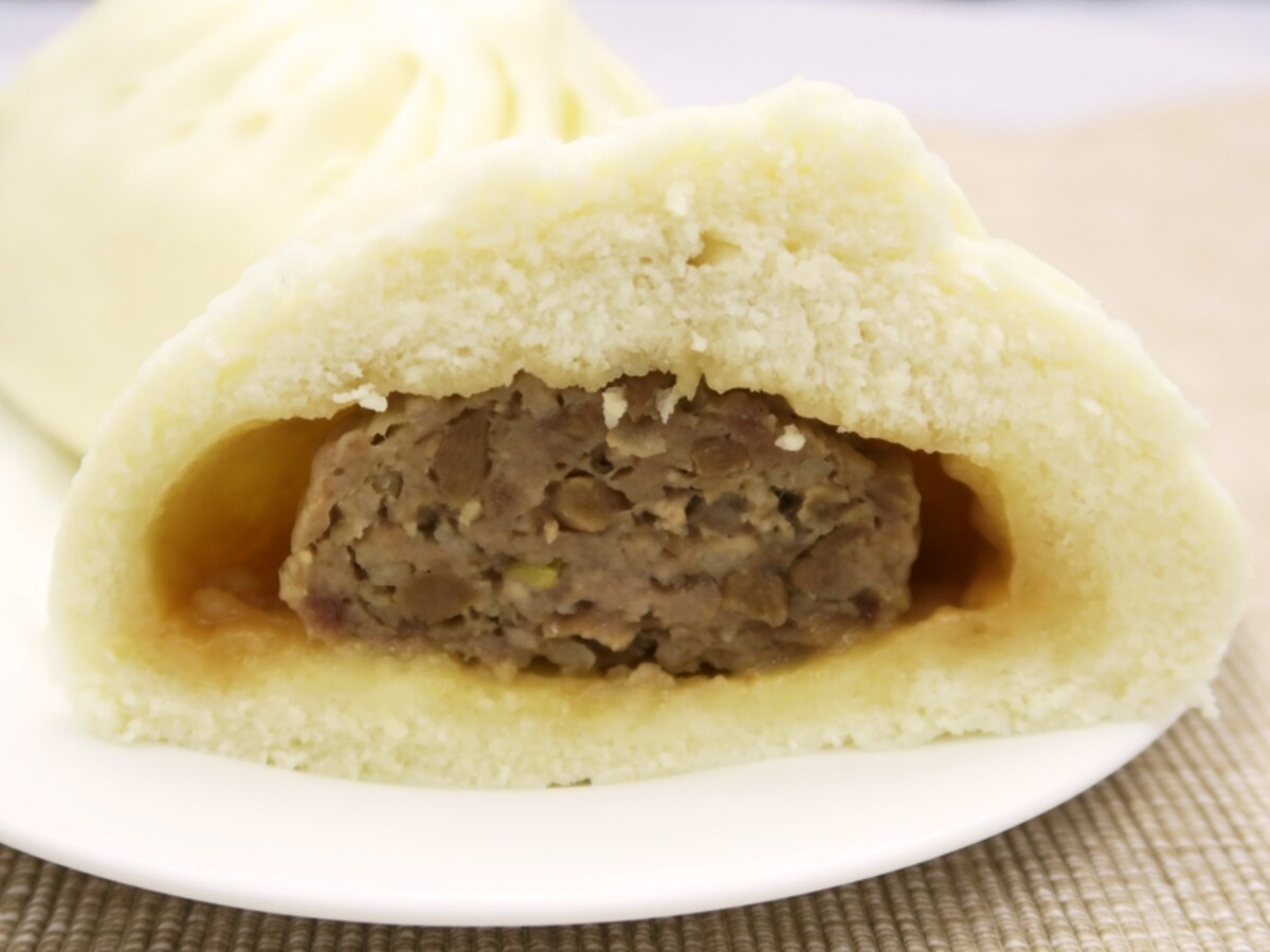 華正樓「肉まん（1個450円税別）」。同サイズの「あんまん」もあります。箱詰めしてもらい、手土産やギフトにも（2015年1月16日撮影）