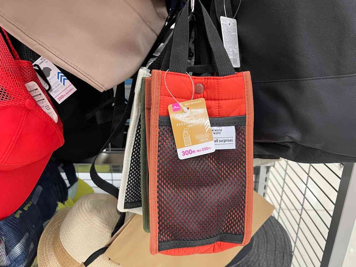 ダイソーの「キルトメッシュショルダーバッグ」