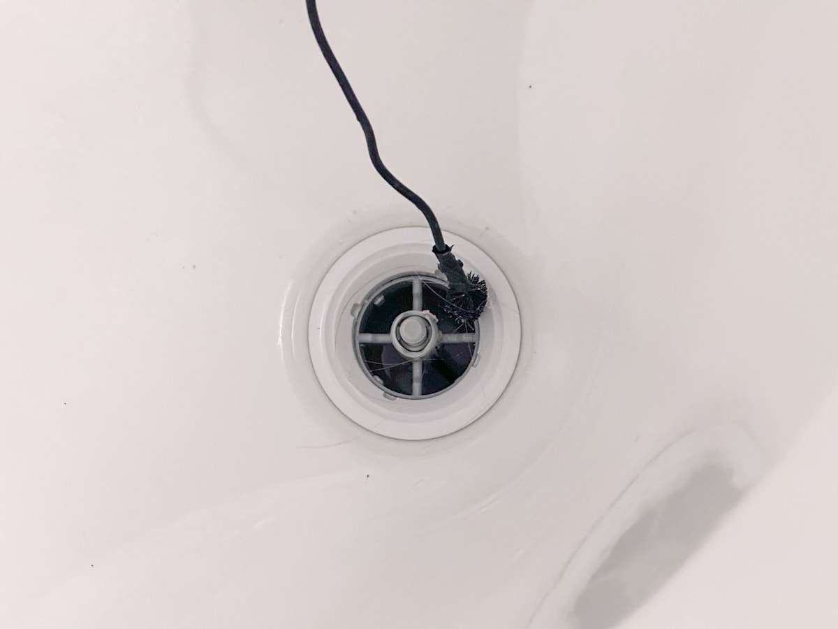 浴槽の排水栓の奥も汚れている