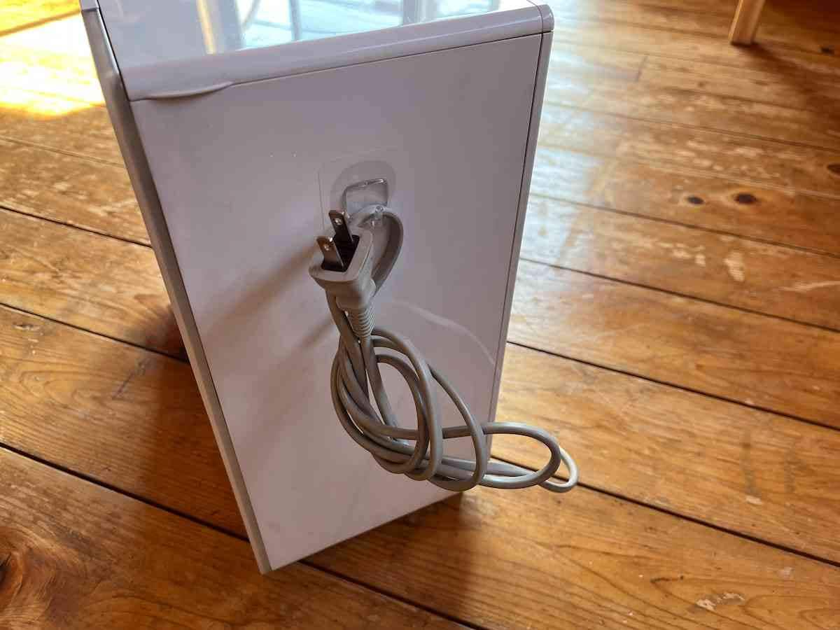 セリアの「フィルムフック 固定タイプ 小」に家電のコードをかけられる