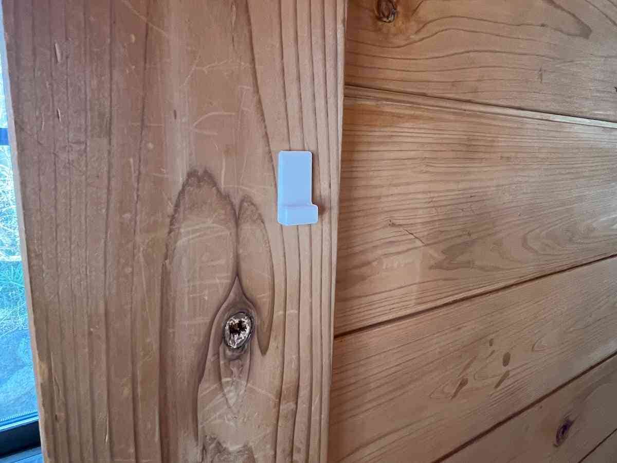 壁にはフックをかける方をつける