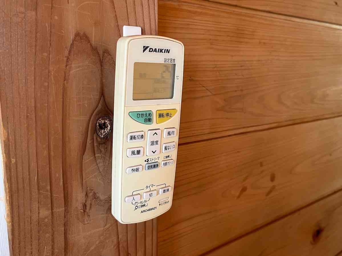 リモコンを浮かせて収納