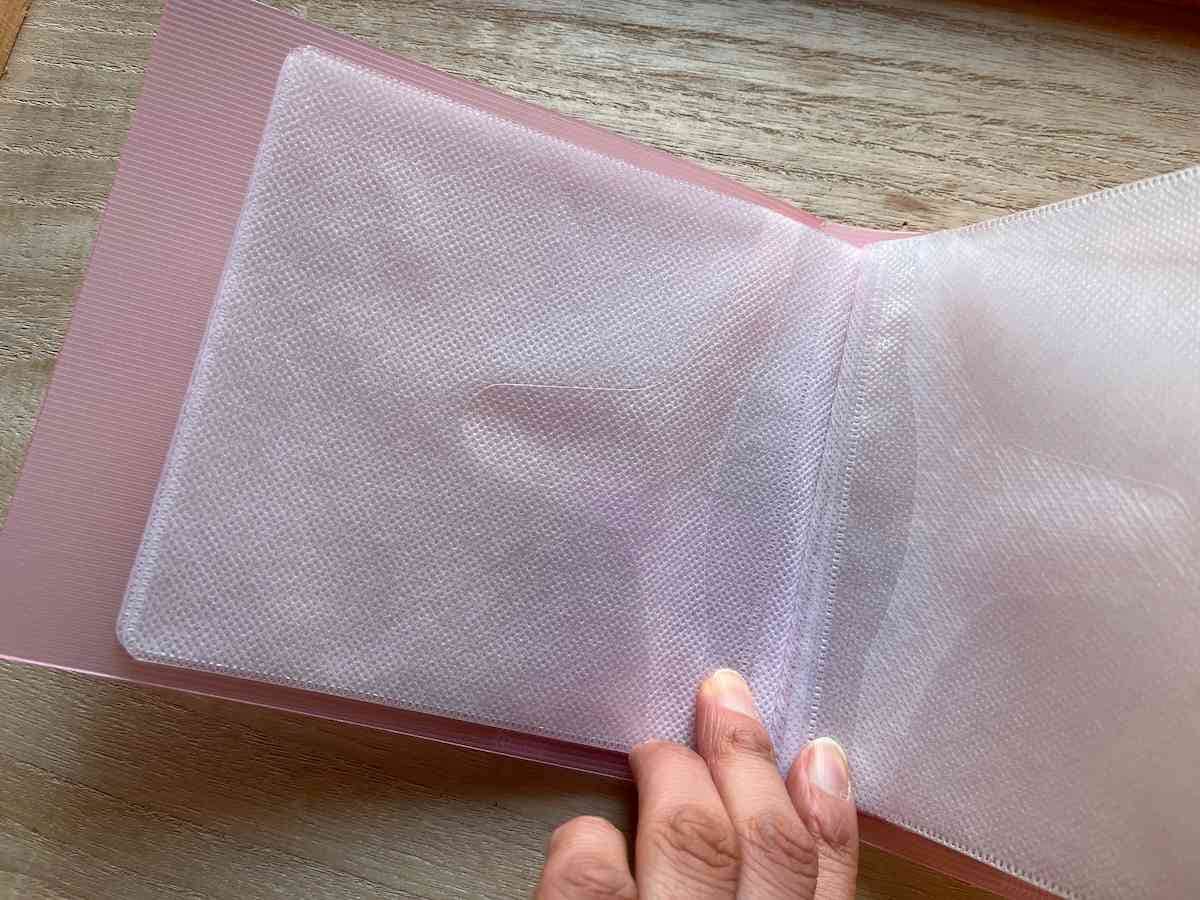 CDなどが傷つかないように柔らかい素材が使用されている