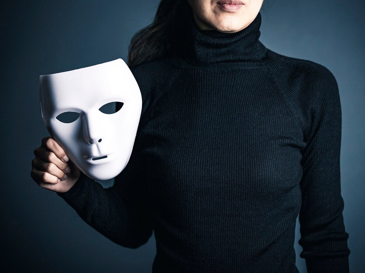 人は自分を偽りながら生きていくものなのだろうか