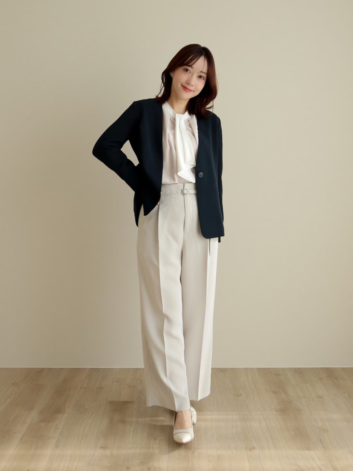 淡いピンクやライトグレーでまとめた着こなしに紺のジャケットを羽織って　出典：WEAR