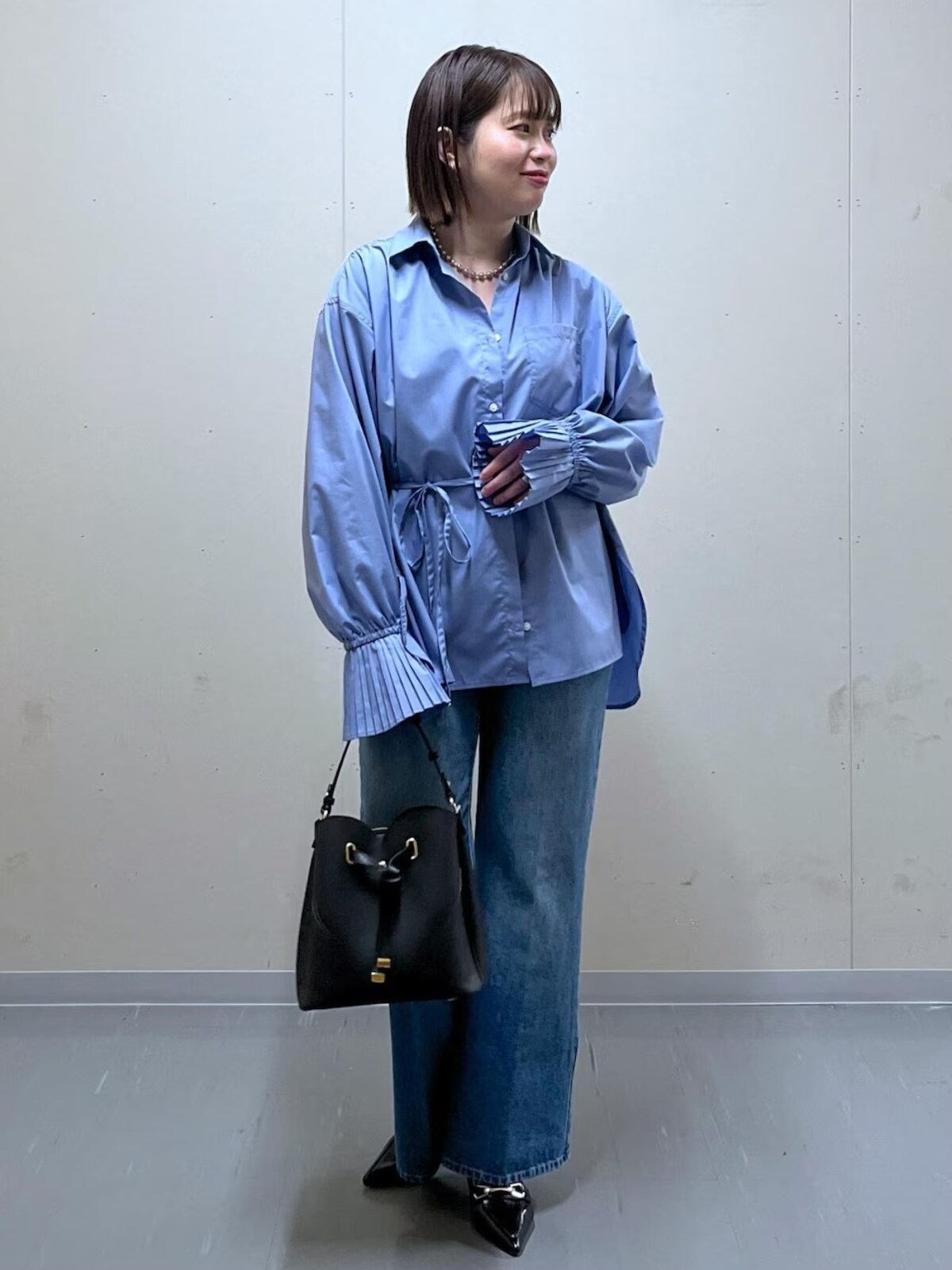 ブルーのシャツを合わせてワントーンでまとめて　出典：WEAR