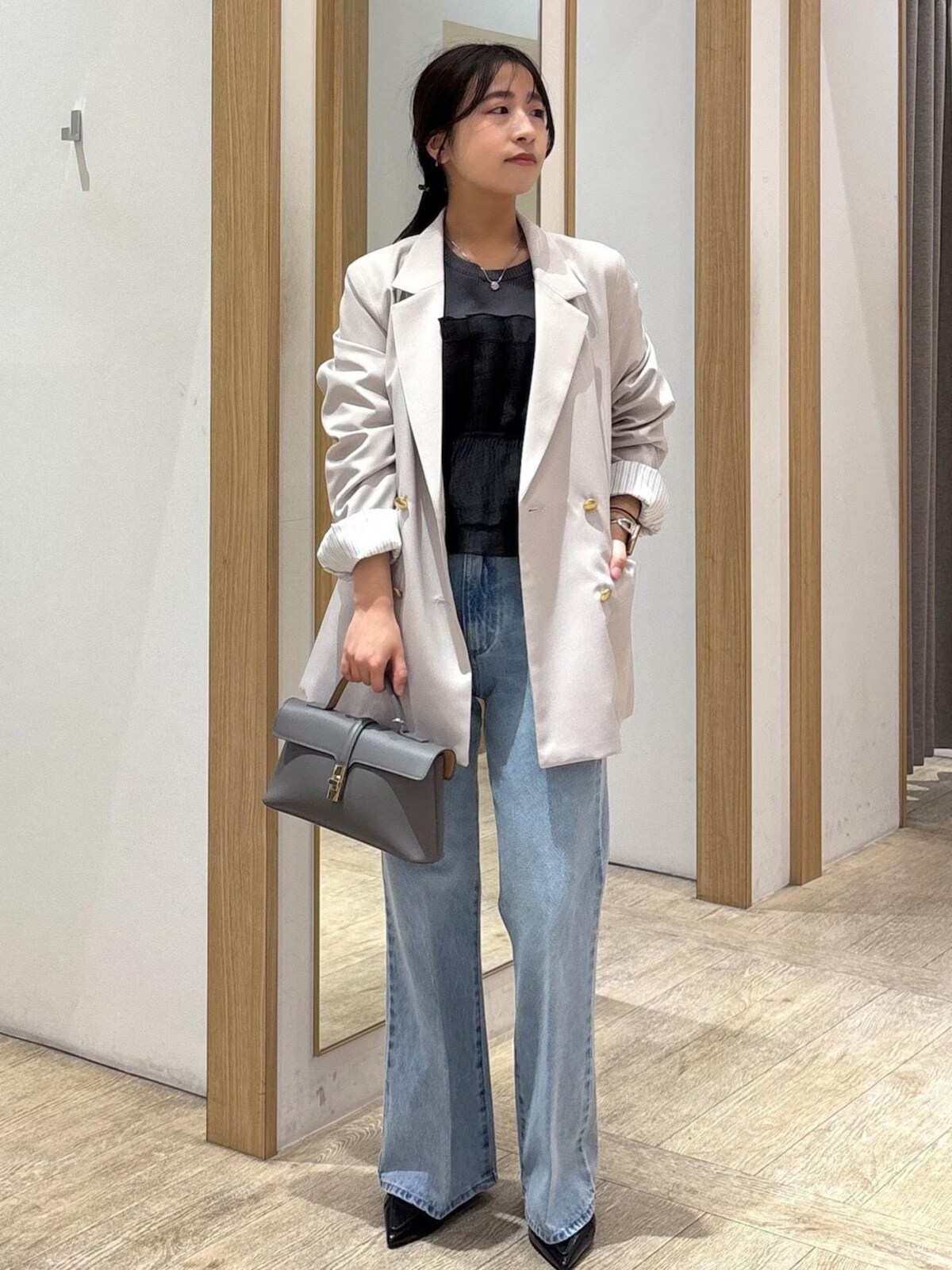 美脚効果の高いフレアデニムはジャケットとも合わせやすいです　出典：WEAR
