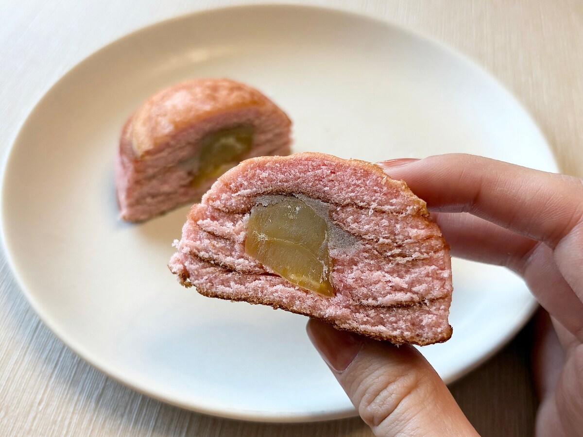 中には大きな栗が！ 180円で栗がごろっと入っているコスパのよさに驚きです