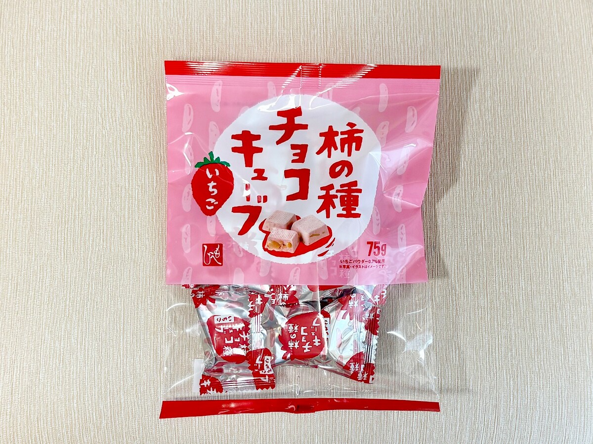 「柿の種チョコキューブ いちご」298円（税込）