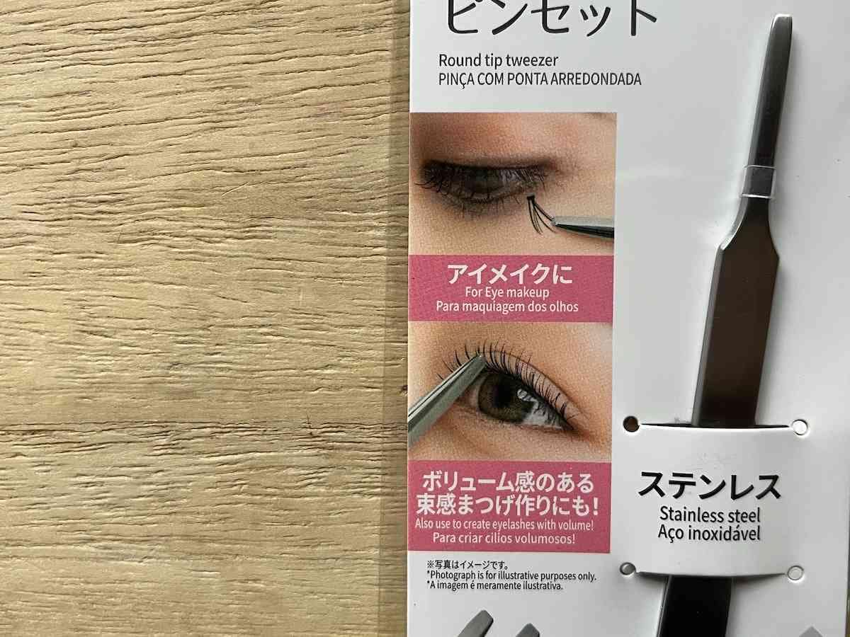 まつ毛を束にしたり、つけまつ毛をつけたりできる