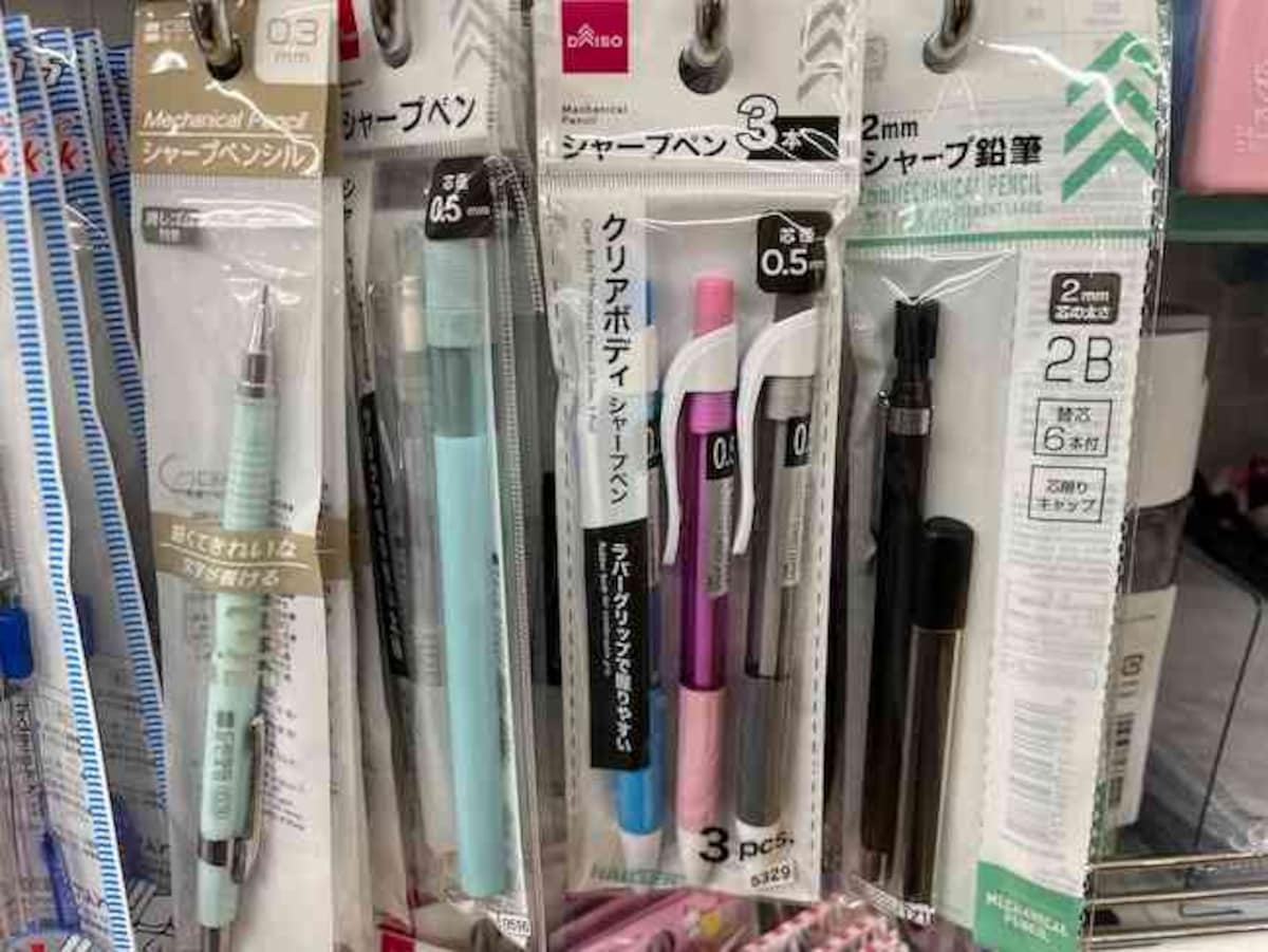 ダイソーの「クリアボディ、シャープペン（0.5mm、3本）」