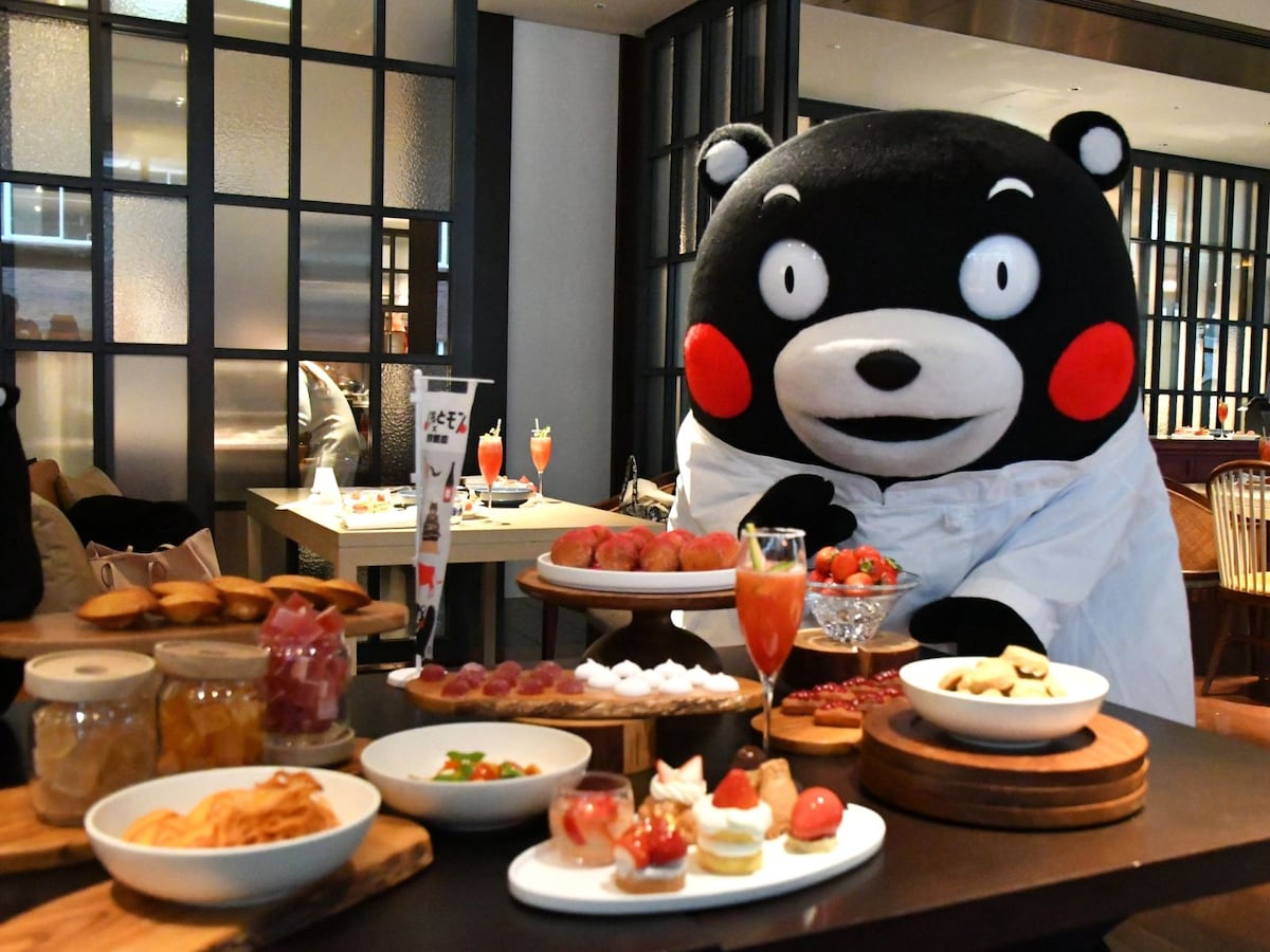 いちごづくしに目を奪われるくまモン＝2月5日、東京都中央区