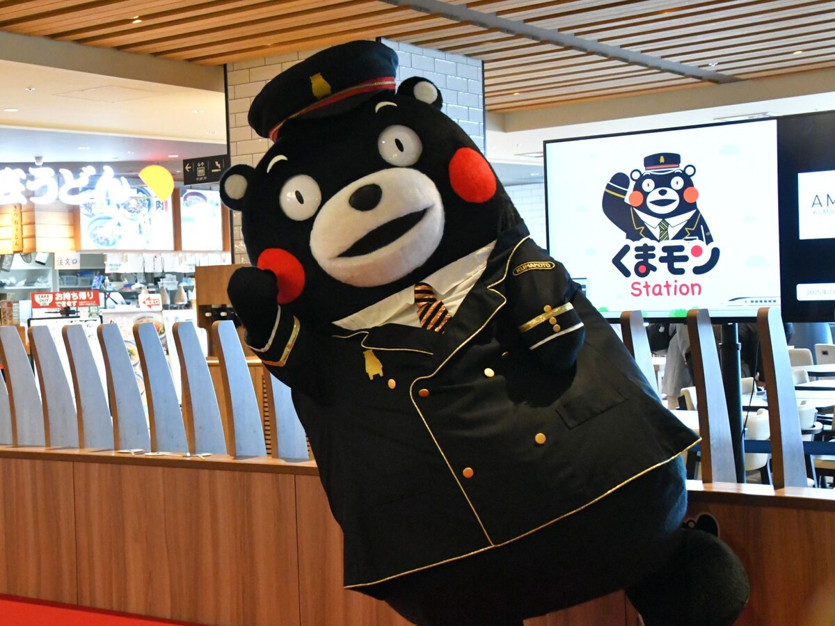 駅長姿には自信アリ！＝2月9日、熊本県熊本市
