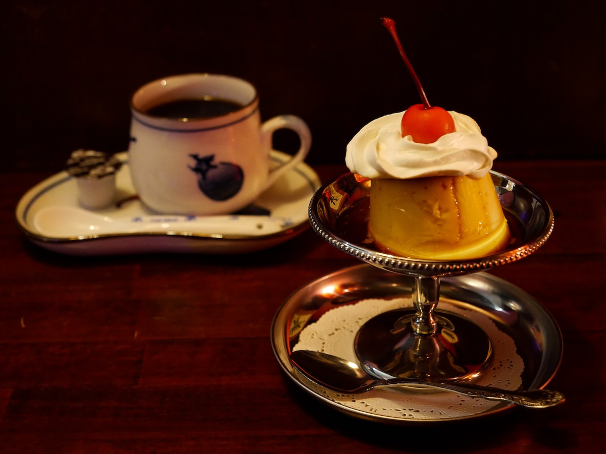 「喫茶＆すなっく Kateko」では昭和レトロなメニューが楽しめる。プリン（600円）、ドリンクセット（コーヒーは＋400円）（筆者撮影）