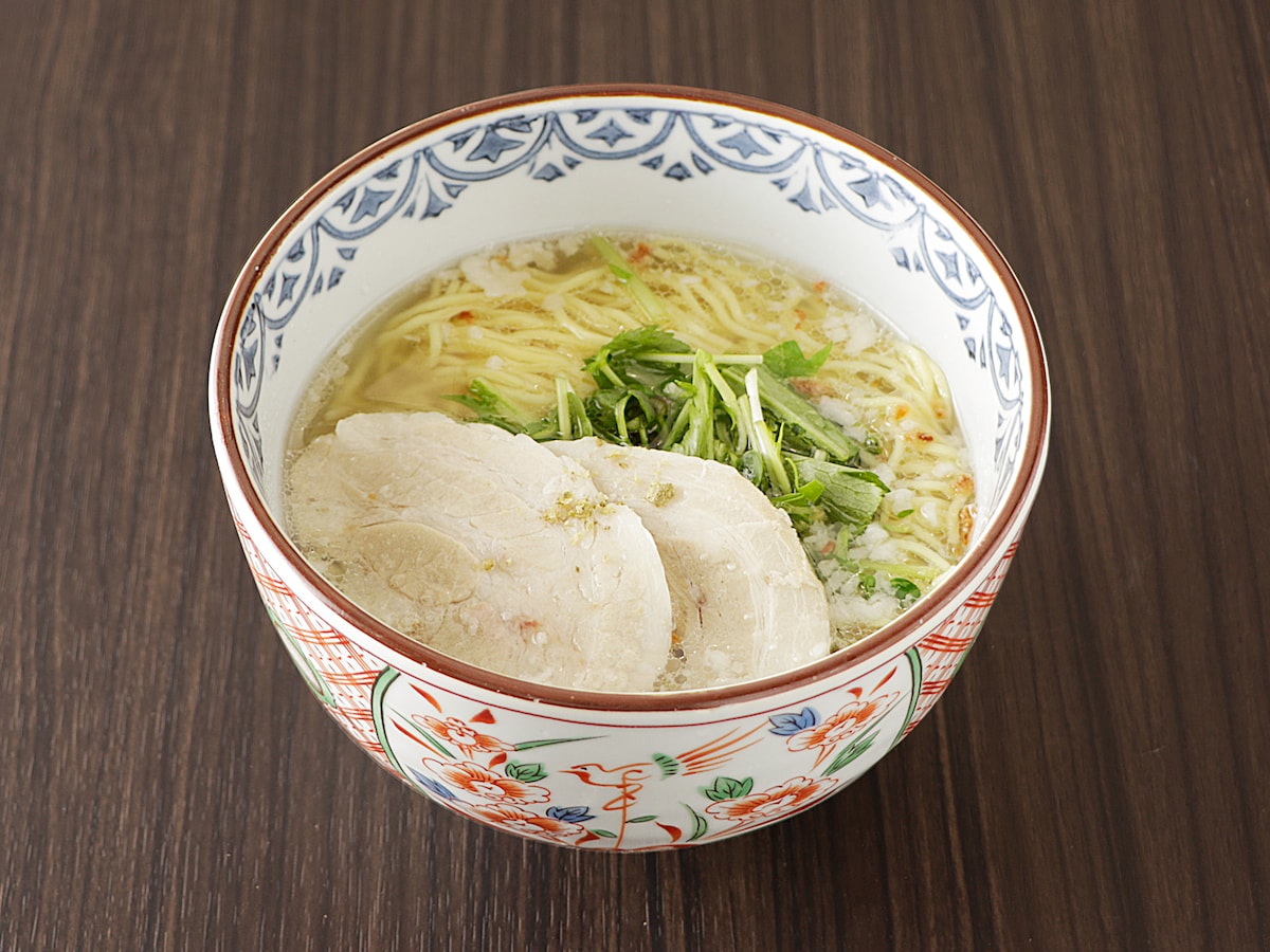 琉球新麺 通堂「通堂うま塩ラーメン 新・おんな味（900円、ミニ680円）」（提供画像）