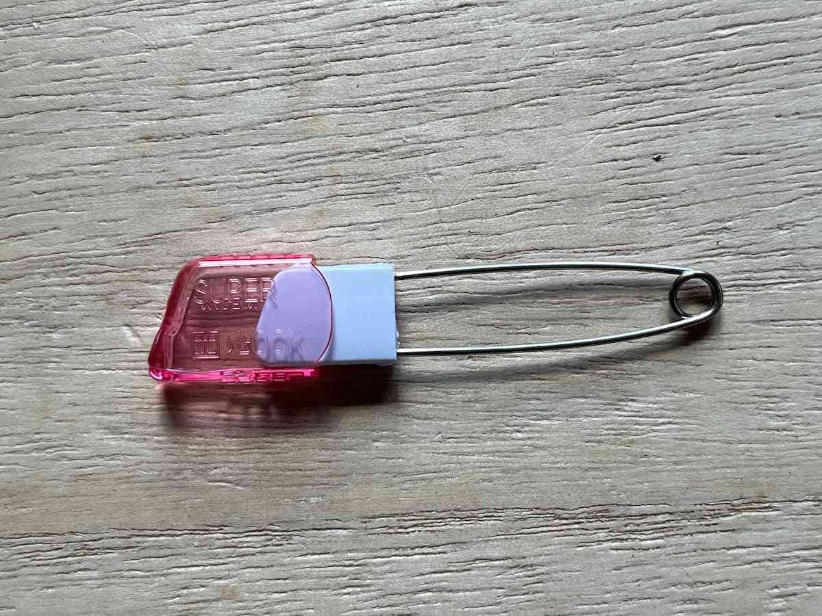 針先が収まっている部分のロックキャップをスライドさせる