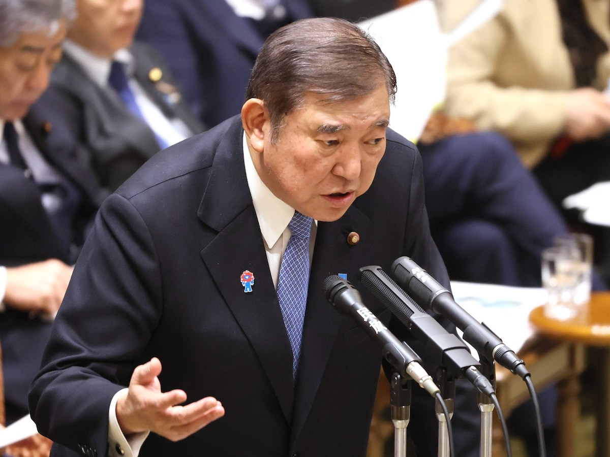 石破茂首相の「退職金税制の見直し」が、さまざまな議論を呼んでいます ※写真：つのだよしお／アフロ