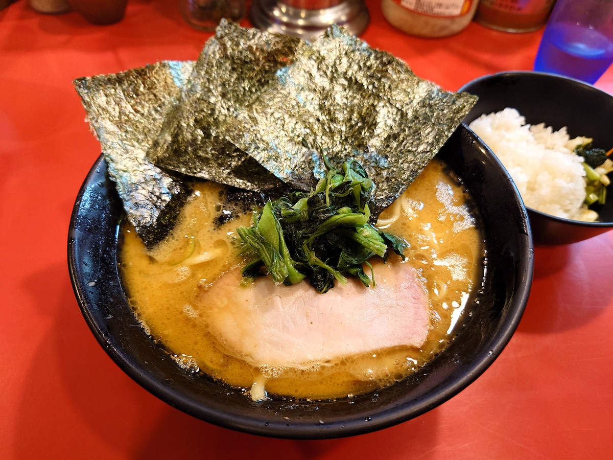 家系ラーメンのルーツ「家系総本山 吉村家」のラーメン（880円）＋ライス（140円）