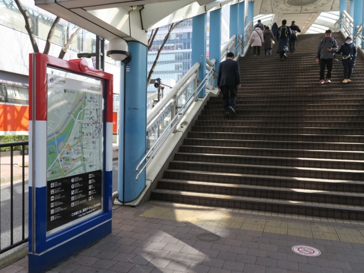 新横浜駅北口から日産スタジアムを結ぶ通りは、案内板などがトリコロール仕様の「F・マリノス通り」(2017年2月28日撮影)