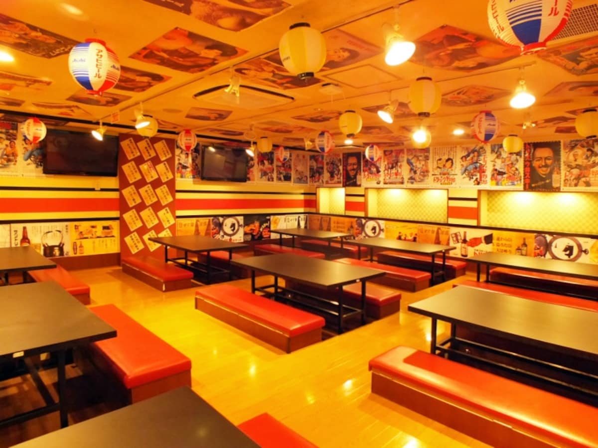 昭和レトロなポスターが貼られた店内(画像提供:新横酒場)