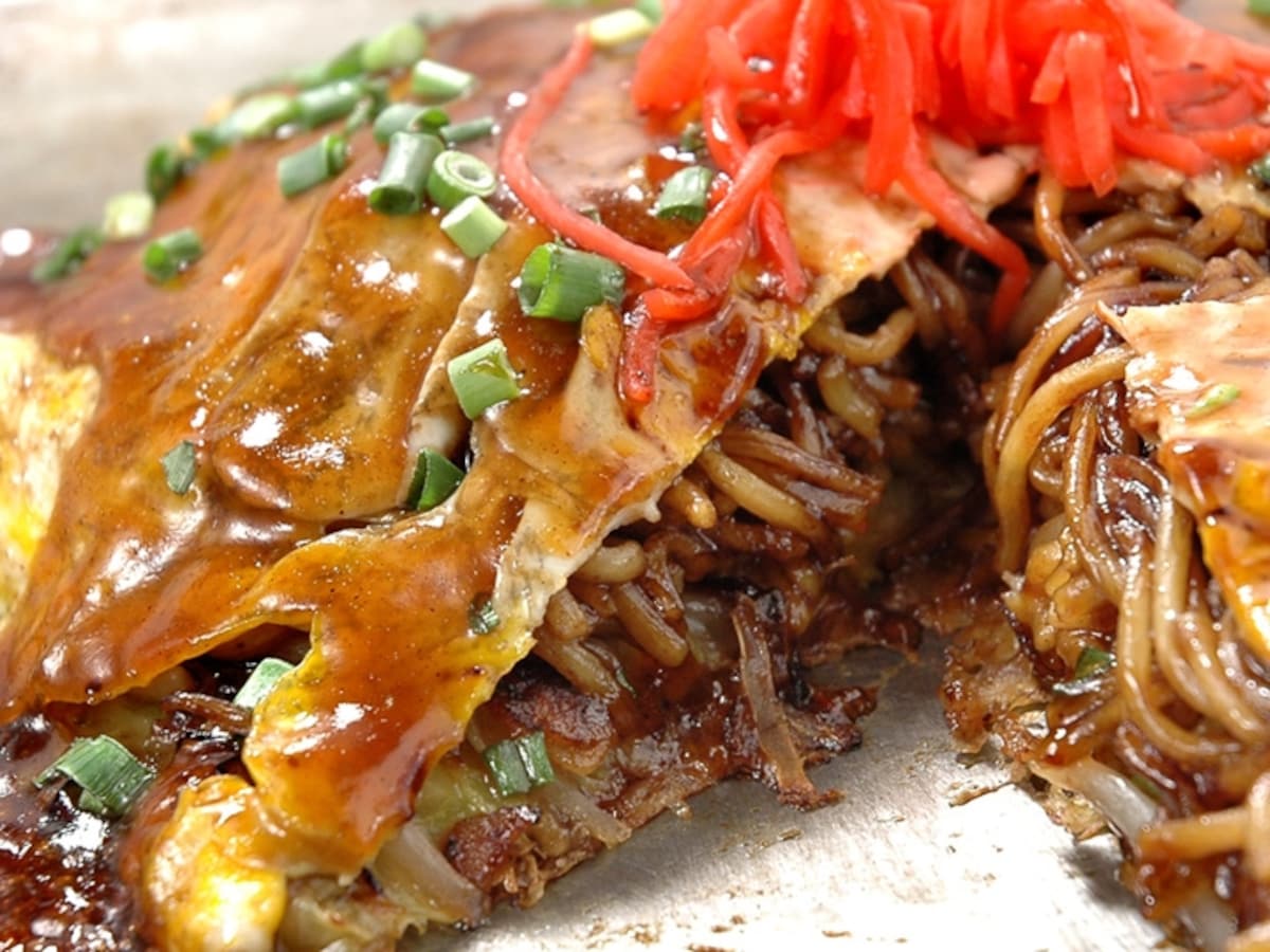 専用の鉄板で焼き上げる広島風お好み焼きも人気(画像提供:若竹)