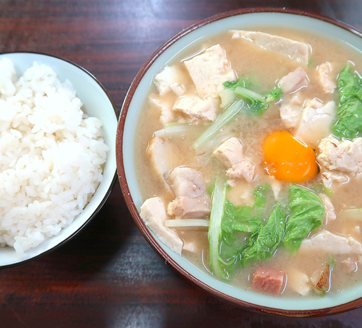 最後に生卵を落としたパターンのみそ汁定食
