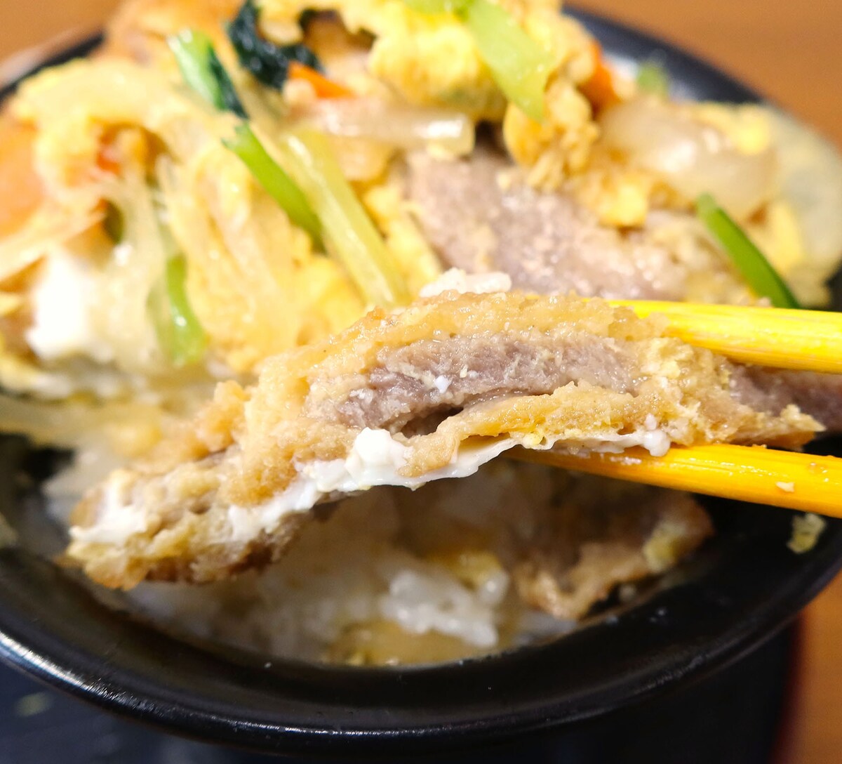薄い沖縄トンカツは味が染み込みやすくておいしい