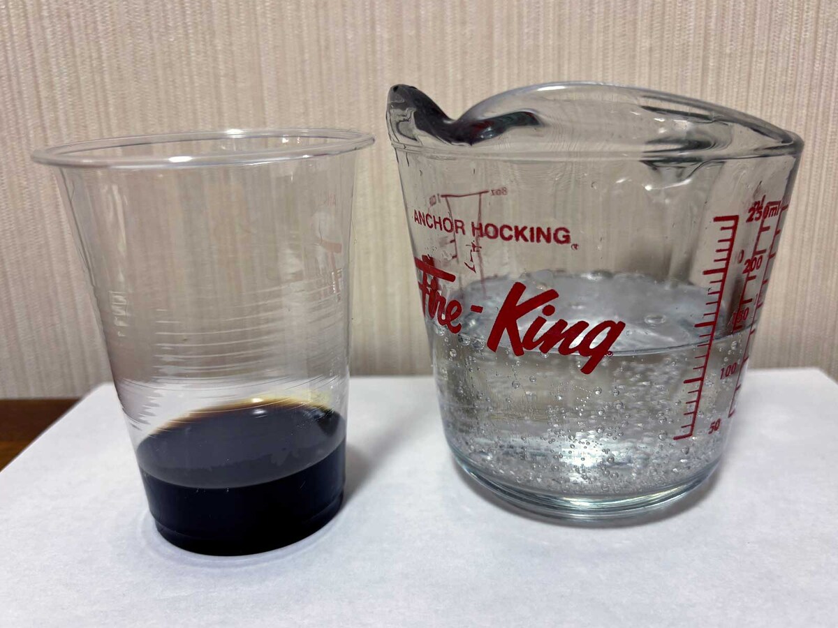 原液と炭酸水を計量したファイヤーキングの計量カップ